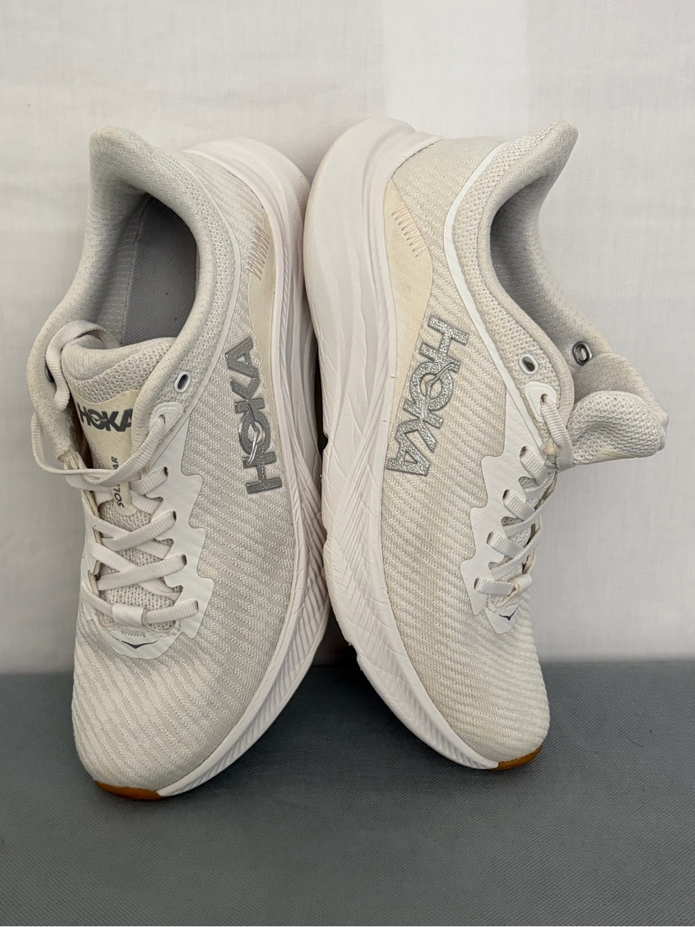 HOKA Womens 8B Solimar White Metallic Gum Sole Running Shoes(B271)